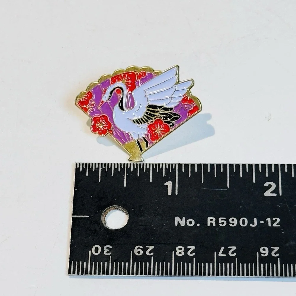 Vintage Oriental Enamel Pinback Lapel Button Pin‎ Fan Crane Gold Tone